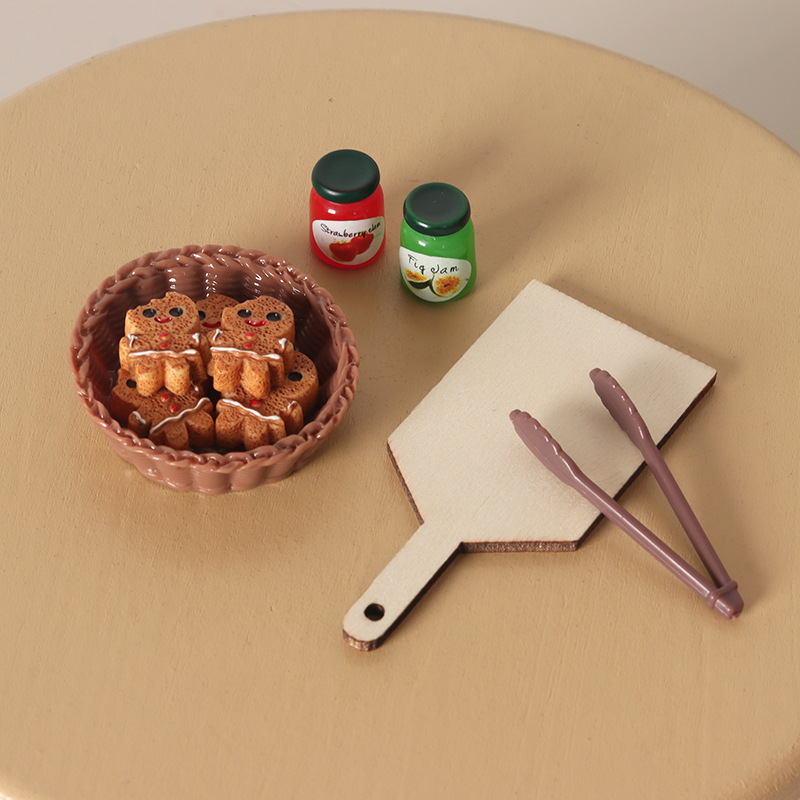 Baking Kitchen Layout - 1:12 ジンジャーブレッドマンフードプレイセット、ドールハウスベーキングアクセサリー、ミニクッキージャムジャー＆サービングボードモデル、OB11ジオラマレイアウト用