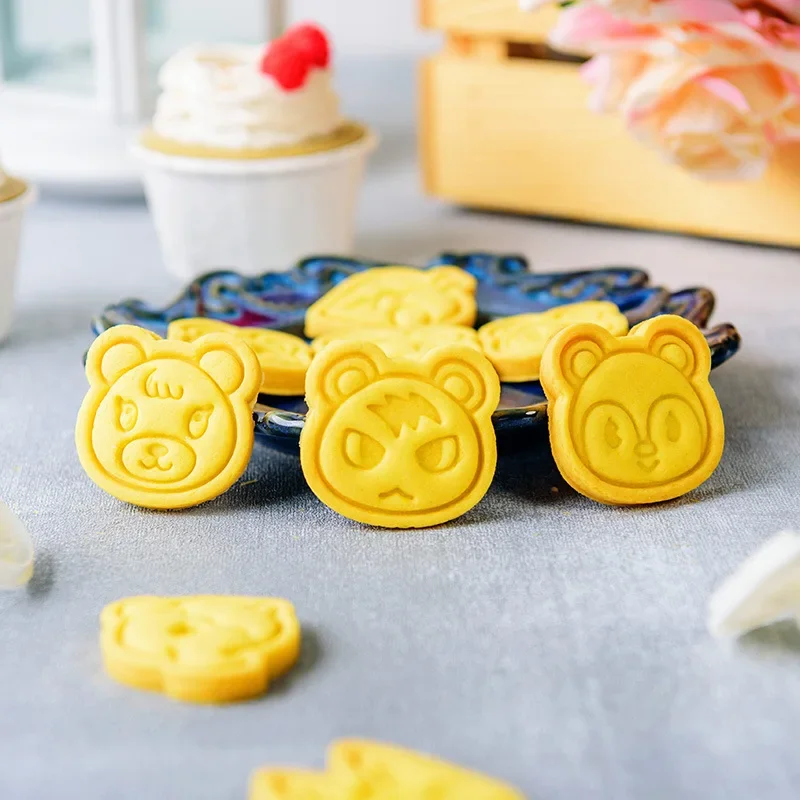 ケーキクッキーどうぶつの森カッターかわいいアニメフィギュアD - Kitchen Equipment For Baking のレビューと価格